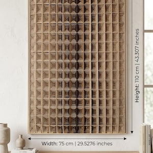 Puede incluir: Una pieza de arte mural rectangular de madera que presenta una cuadr&iacute;cula de patrones geom&eacute;tricos cuadrados superpuestos en tonos marr&oacute;n claro y oscuro. La pieza mide 110 cm de alto, 75 cm de ancho y pesa aproximadamente 5 kg.