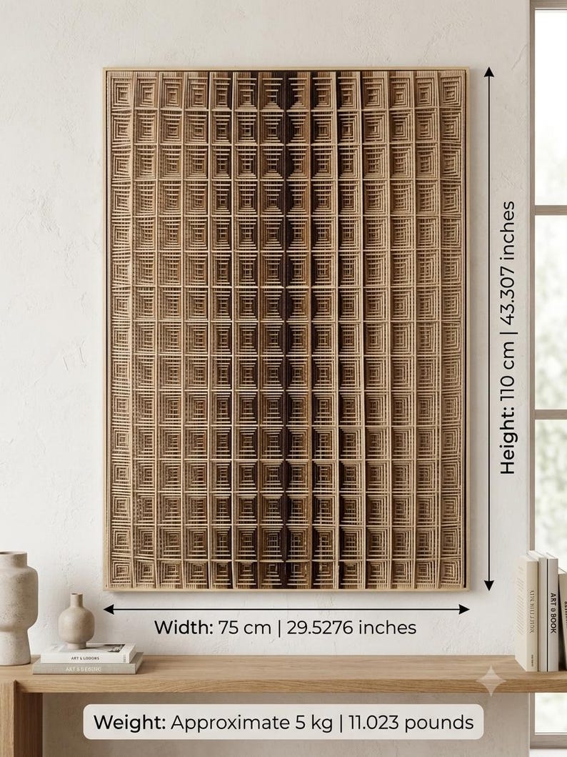 Puede incluir: Una pieza de arte mural rectangular de madera que presenta una cuadr&iacute;cula de patrones geom&eacute;tricos cuadrados superpuestos en tonos marr&oacute;n claro y oscuro. La pieza mide 110 cm de alto, 75 cm de ancho y pesa aproximadamente 5 kg.