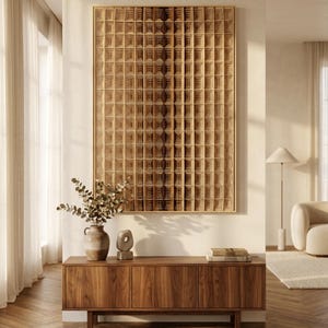 Puede incluir: Una gran pieza de arte mural rectangular que presenta una cuadr&iacute;cula de cuadrados de madera claros y oscuros dispuestos en un patr&oacute;n geom&eacute;trico repetitivo. La obra est&aacute; montada en una pared sobre un mueble bajo de madera con tres puertas.