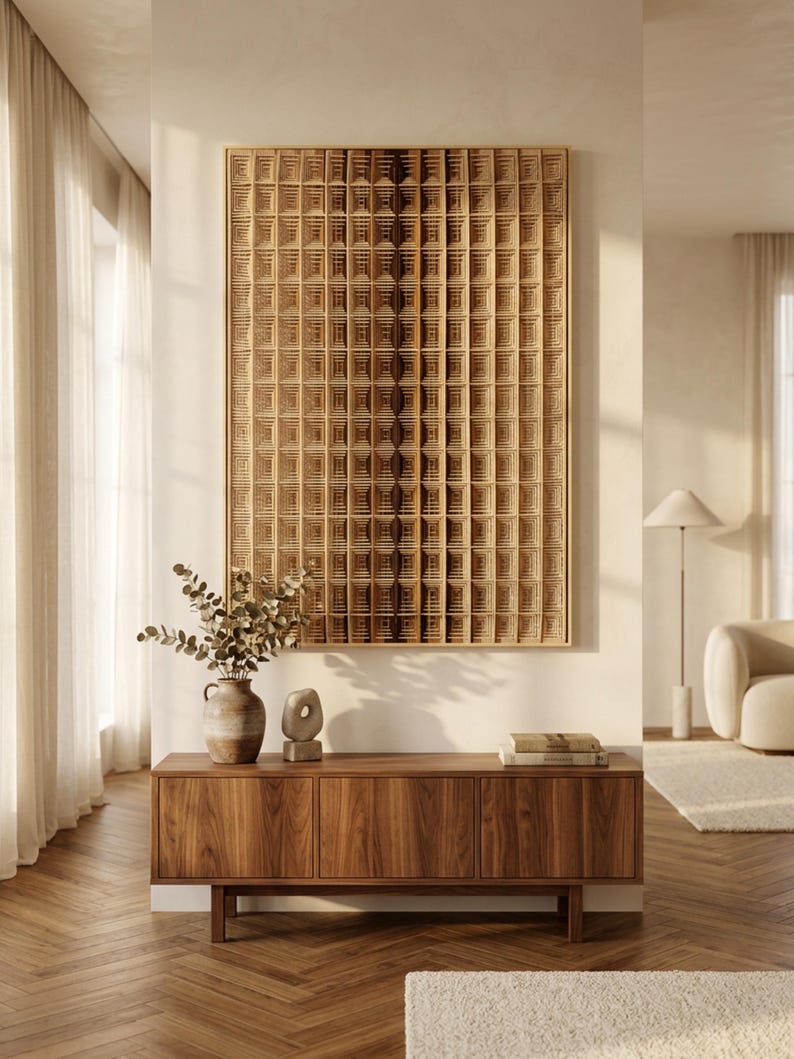 Puede incluir: Una gran pieza de arte mural rectangular que presenta una cuadr&iacute;cula de cuadrados de madera claros y oscuros dispuestos en un patr&oacute;n geom&eacute;trico repetitivo. La obra est&aacute; montada en una pared sobre un mueble bajo de madera con tres puertas.