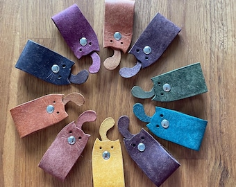 Organizador de Cabos Artesanal em Couro com Formato de Gato – Organizador de Cabos em Couro Genuíno – Abraçadeira de Cabos Fofa – Presente para Amantes de Gatos