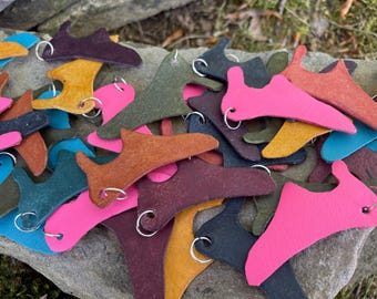 Handgemachter Kletterschuh Anhänger aus Leder; kleines Geschenk für Menschen, die Freude am Klettern haben; nachhaltig