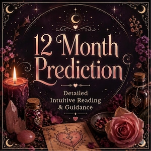 Op de afbeelding: Een donkere afbeelding met de tekst "12 Month Prediction" in sierlijke letters. De scène bevat een brandende kaars, kristallen, een roos en kleine flesjes, die waarzeggerij en spirituele begeleiding suggereren.