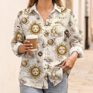Vintage celestial damesshirt, Witchy Sun and Moon button-down, grillige astrologieblouse, Mystical Galaxy Gothic top cadeau voor haar