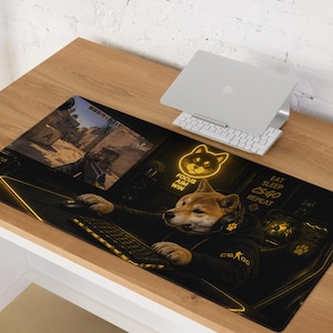 Peut inclure: Tapis de souris de jeu noir avec un Shiba Inu portant un casque et un sweat à capuche, jouant à un jeu vidéo. Le tapis a une bordure jaune et le texte "FOCUS AIM WIN" et "EAT SLEEP CS:GO REPEAT". Un ordinateur portable et un clavier sont sur le bureau en bois.
