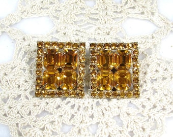 Vintage Topaz Rhinestone Clip-On Earrings – Goldtone Cluster Design with Emerald-Cut Stones, 1960s Glam Jewelry