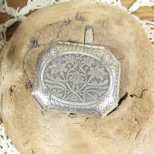 Art Deco Karess Woodworth Silver Tone Rouge Compact Patent 1570382
