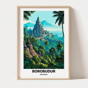 Könnte beinhalten: Ein gerahmter Kunstdruck mit einer detaillierten Illustration des Borobudur-Tempels in Indonesien, umgeben von üppigen grünen tropischen Bäumen und Palmen, mit einem großen Berg im Hintergrund unter einem klaren blauen Himmel. Der Text lautet BOROBUDUR INDONESIA.