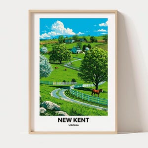 Könnte beinhalten: Ein gerahmter Kunstdruck einer grünen Hügellandschaft in New Kent, Virginia, mit einem geschlängelten Feldweg, weißen Zäunen, grasenden Pferden, großen Bäumen und einem weißen Haus unter einem hellblauen Himmel mit weißen Wolken. Text: NEW KENT VIRGINIA.