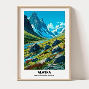 Puede incluir: Una impresión artística vertical enmarcada que muestra un paisaje de montañas nevadas, un río azul serpenteante y valles verdes con rocas grises dispersas. El texto ALASKA y UNITED STATES OF AMERICA está impreso en negro en la parte inferior.