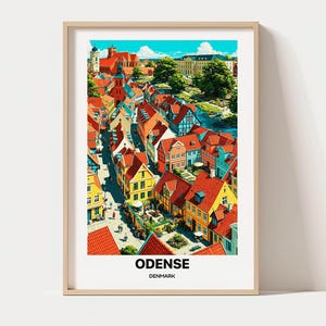 Könnte beinhalten: Ein gerahmter Kunstdruck mit einer farbenfrohen Illustration von Odense, Dänemark, aus der Vogelperspektive. Die Szene zeigt Gebäude mit roten Dächern, schmale Gassen und grüne Bäume unter einem blauen Himmel. Der Text ODENSE DENMARK steht darunter.