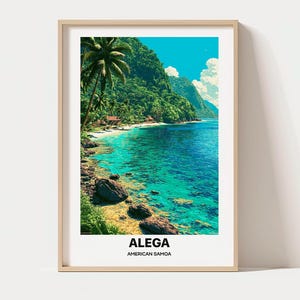 Puede incluir: Una impresión artística vertical enmarcada que muestra un paisaje costero tropical con agua turquesa, costa rocosa, montañas verdes y palmeras. El texto ALEGA AMERICAN SAMOA está impreso en letras mayúsculas negras en la parte inferior.