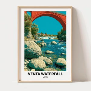 Könnte beinhalten: Ein gerahmtes Reiseplakat mit einer farbenfrohen Illustration des Venta-Wasserfalls in Lettland. Das Bild zeigt eine große rote Backsteinbogenbrücke über einem blauen Fluss mit hellen Felsen im Vordergrund und Text am unteren Rand.