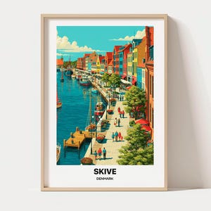 Könnte beinhalten: Ein gerahmtes Reiseplakat mit einer farbenfrohen Hafenszene in Skive, Dänemark. Die Illustration zeigt bunte Gebäude entlang eines Kanals mit angelegten Booten, einem Holzsteg und Menschen, die auf einem gepflasterten Weg spazieren gehen.