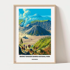 Può includere: Un poster da viaggio incorniciato con una vivace illustrazione del Parco Nazionale Bromo Tengger Semeru in Indonesia, che mostra cime vulcaniche, un cratere fumante, pendii verdi ed escursionisti su un sentiero, con il testo BROMO TENGGER SEMERU NATIONAL PARK INDONESIA.