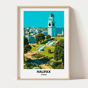 Puede incluir: Una lámina artística enmarcada con una ilustración vibrante de la Torre del Reloj de Halifax en Canadá. La escena muestra la torre blanca, zonas verdes, senderos, árboles y el puerto al fondo. El texto dice HALIFAX CANADA.
