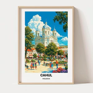 Può includere: Un poster da viaggio incorniciato con una vivace illustrazione della piazza della città di Cahul, in Moldavia. La scena raffigura una grande cattedrale bianca con cupole blu sotto un cielo azzurro con nuvole, circondata da alberi e persone.