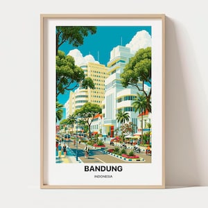 以下が含まれることがあります： バンドゥン、インドネシアの街並みを描いた鮮やかなイラストの額入りアートプリント。白いアールデコ調の建物、緑豊かな木々、雲のある明るい青空、そして歩いたり自転車やスクーターに乗ったりしている人々が描かれています。