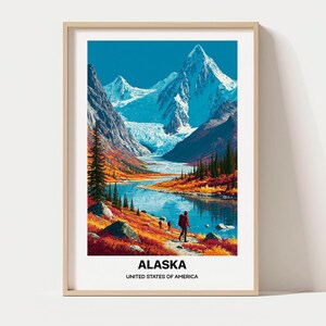Puede incluir: Un póster de viaje enmarcado que muestra un paisaje de montañas nevadas, un río glaciar azul y follaje otoñal vibrante. Un excursionista con mochila roja camina por un sendero. El texto ALASKA UNITED STATES OF AMERICA está impreso en la parte inferior.
