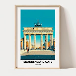 Peut inclure: Une impression d'art encadrée représentant la porte de Brandebourg à Berlin, en Allemagne. L'illustration montre le monument néoclassique sous un ciel bleu vif, avec des personnes marchant et faisant du vélo. Le texte indique BRANDENBURG GATE GERMANY.