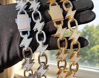 Colar e pulseira estilo hip-hop com corrente cubana cravejada de raios, ideal para presentear fãs de hip-hop.