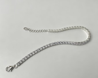 Pulseira de tênis em prata de lei S925 com zircônias e corrente extensora, disponível em vários tamanhos para homens e mulheres. Uma ótima opção de presente para ela.