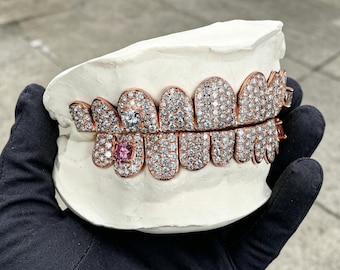 Conjunto de Grillz personalizado com cristais de moissanita VVS Ice Crystal e diamantes, joia de prata esterlina 925 para os dentes, acessório cravejado de diamantes para rappers.