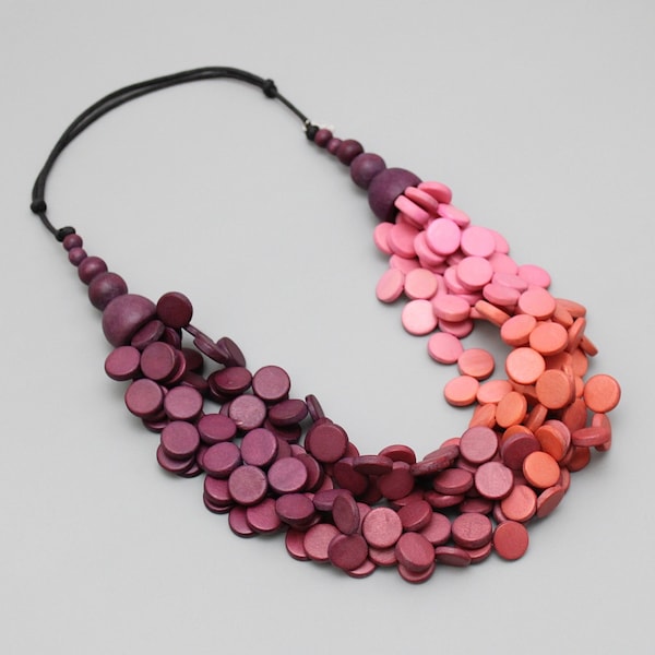 Collier tendance bordeaux, collier en bois multirangs, collier tendance, bijoux tendance audacieux, collier coloré, collier léger