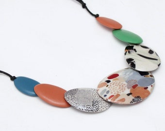 Collier multicolore Statement, collier artistique, bijoux de déclaration funky pour femmes, collier audacieux, collier en bois, collier de découpage