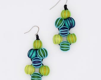 Pendientes colgantes de cuentas verdes coloridas, pendientes llamativos ligeros hechos a mano, joyería moderna de madera estilo boho, regalo artesanal para ella.