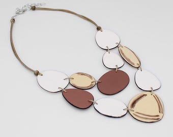 Colar de contas em tons de taupe e marfim: contas de resina abstratas