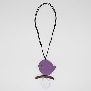 Collier rouge-gorge violet sur une branche