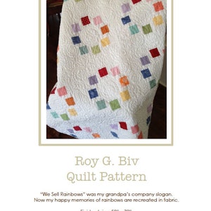 K&ouml;nnte beinhalten: Eine wei&szlig;e Steppdecke mit einem Regenbogenmuster aus Quadraten. Die Steppdecke ist gefaltet und auf einem Stuhl abgelegt. Die Steppdecke ist 58 Zoll mal 72 Zoll gro&szlig;. Der Text "Roy G. Biv Quilt Pattern" steht unter der Steppdecke. Der Text "We Sell Rainbows" war der Slogan meines Gro&szlig;vaters. Jetzt werden meine gl&uuml;cklichen Erinnerungen an Regenb&ouml;gen im Stoff wieder zum Leben erweckt. Fertige Gr&ouml;&szlig;e: 58" x 72" steht unter der Steppdecke.