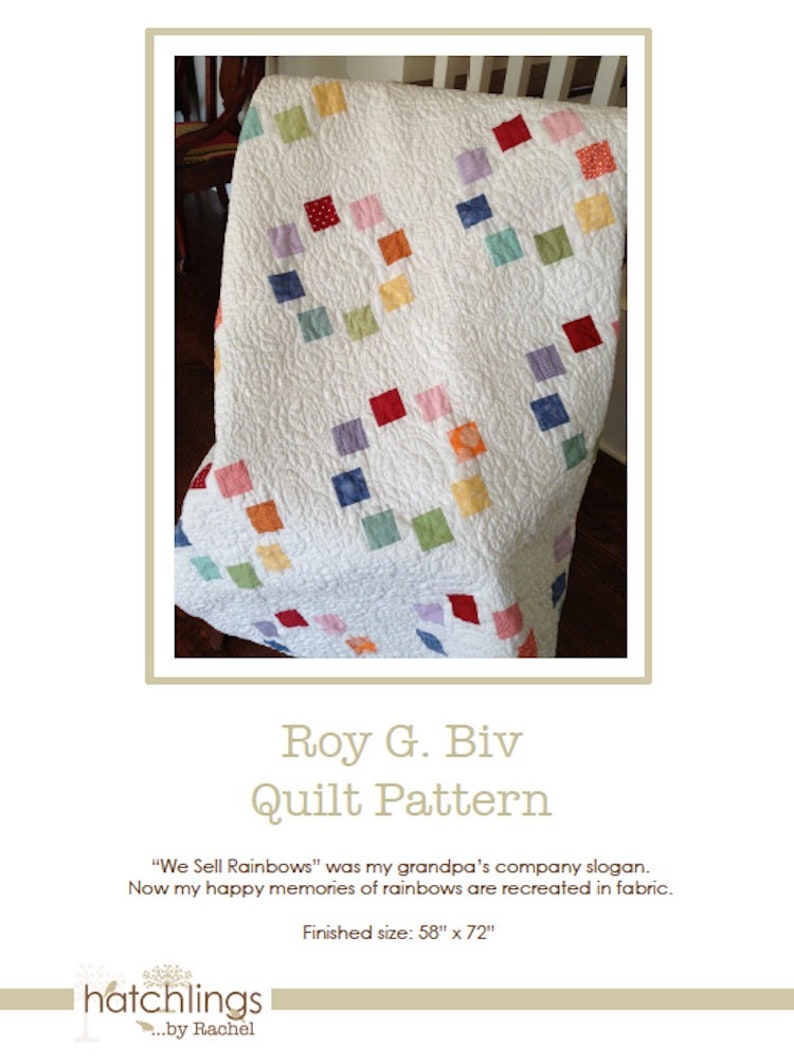 K&ouml;nnte beinhalten: Eine wei&szlig;e Steppdecke mit einem Regenbogenmuster aus Quadraten. Die Steppdecke ist gefaltet und auf einem Stuhl abgelegt. Die Steppdecke ist 58 Zoll mal 72 Zoll gro&szlig;. Der Text "Roy G. Biv Quilt Pattern" steht unter der Steppdecke. Der Text "We Sell Rainbows" war der Slogan meines Gro&szlig;vaters. Jetzt werden meine gl&uuml;cklichen Erinnerungen an Regenb&ouml;gen im Stoff wieder zum Leben erweckt. Fertige Gr&ouml;&szlig;e: 58" x 72" steht unter der Steppdecke.