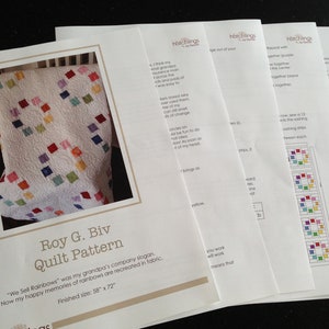 K&ouml;nnte beinhalten: Ein Quiltmuster mit dem Titel "Roy G. Biv Quilt Pattern" mit einem bunten Quilt im Hintergrund. Der Text "We Sell Rainbows" war der Slogan meines Gro&szlig;vaters. Jetzt werden meine gl&uuml;cklichen Erinnerungen an Regenb&ouml;gen in Stoff nachgebildet. Fertige Gr&ouml;&szlig;e: 147,32 cm x 182,88 cm