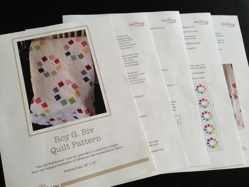 K&ouml;nnte beinhalten: Ein Quiltmuster mit dem Titel "Roy G. Biv Quilt Pattern" mit einem bunten Quilt im Hintergrund. Der Text "We Sell Rainbows" war der Slogan meines Gro&szlig;vaters. Jetzt werden meine gl&uuml;cklichen Erinnerungen an Regenb&ouml;gen in Stoff nachgebildet. Fertige Gr&ouml;&szlig;e: 147,32 cm x 182,88 cm