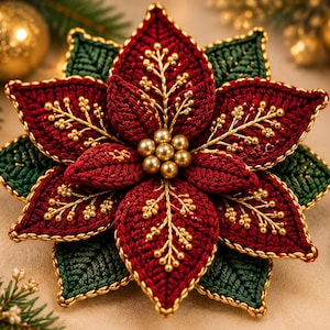 Könnte beinhalten: Ein gehäkelter Weihnachtsstern mit dunkelroten und dunkelgrünen Blütenblättern, die mit goldenem Metallic-Garn umrandet sind. Die Mitte ist mit einer Gruppe kleiner goldener Perlen verziert, und jedes rote Blatt zeigt goldene Stickereien.