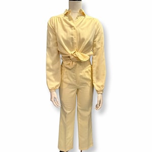 Traje de pantalón, blusa y pantalones de lino amarillo de los años 70 con pernera ancha, 27" de ancho