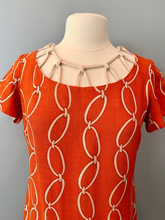Gorgeous 60s orange chain print shift dress-36"W - image 3