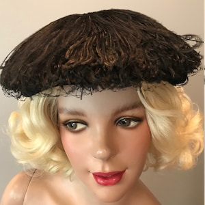 Bellissimo cappello pompadour anni '40 in velluto nero e piume di struzzo