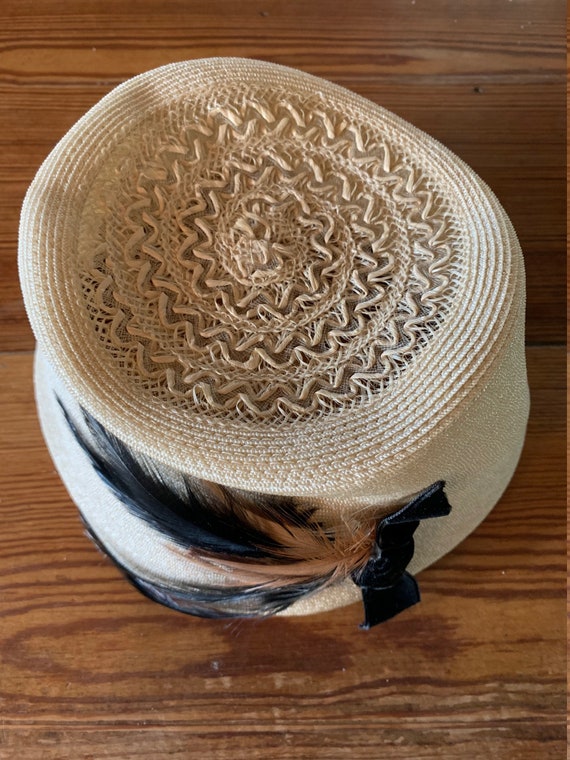 Vintage 60's straw bucket style hat w/ feather - image 4