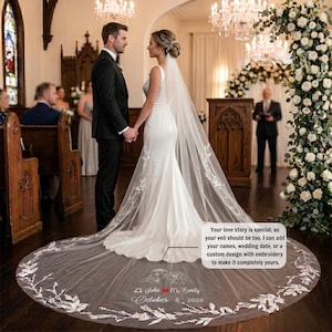 Pode incluir: Uma noiva e um noivo estão de frente um para o outro em uma igreja. A noiva usa um vestido de noiva branco e justo com um véu longo bordado. O véu tem os nomes "John" e "Emily" e a data "8 de outubro de 2026".