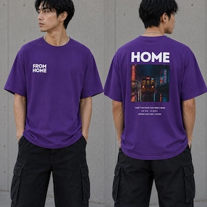 Pode incluir: Uma camiseta roxa com o texto "FROM HOME" na frente e "HOME" nas costas. A parte de trás da camisa apresenta um gráfico de um trem e luzes da cidade. O texto "THERE'S NO PLACE LIKE MOM'S HOME ECHO SEOUL MOTHER'S DAY FAMILY EDITION" também está presente.