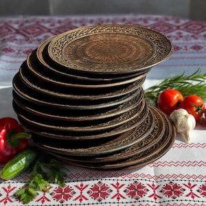 12 rustikale Tonteller – Handgefertigtes Keramikteller-Set, Ukrainisches Keramikgeschirr, Küchendekoration im Landhaus- und Boho-Stil
