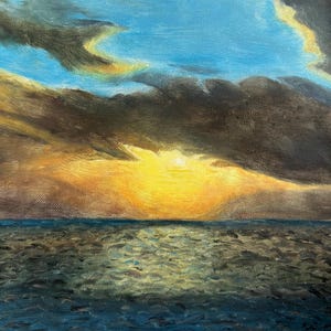 Könnte beinhalten: Ein Ölgemälde auf Leinwand, das einen Sonnenuntergang über dem Ozean zeigt. Die Szene zeigt eine leuchtend gelbe Sonne hinter dunklen, schweren Wolken mit einem Stück blauem Himmel darüber. Das dunkelblaue Meer reflektiert das goldene Licht.