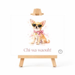 Peut inclure: Illustration à l'aquarelle d'un chihuahua beige portant des lunettes de soleil en forme de cœur et un nœud rose. L'image est sur un petit chevalet en bois. Le texte en bas dit "Chi-wa-waouh!"