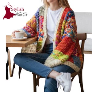 Può includere: Un cardigan in maglia grossa caratterizzato da un vivace patchwork di quadrati di filato multicolore nelle tonalità del rosso, arancione, giallo, blu e verde, con bordo color crema, maniche lunghe e chiusura frontale con bottoni su t-shirt bianca e jeans.