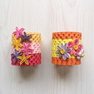 Handgjord pappersquilling miniatyrkruka färgglad blombordsdekoration.