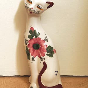 Vintage Italian Pottery Long Necked Cat Figurine, Hand-Painted Pink Floral Ceramic Cat, 1960s Retro Mid Century Kitsch Feline Ornament 18 cm
