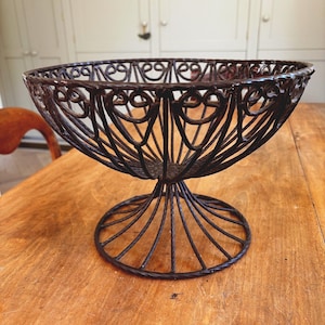 Frutero antiguo de hierro forjado, cesta de centro de mesa de alambre marrón oscuro, decoración campestre francesa.